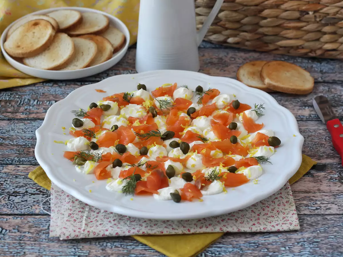 Aperitivni krožnik z namazom in dimljenim lososom - fotografija 3