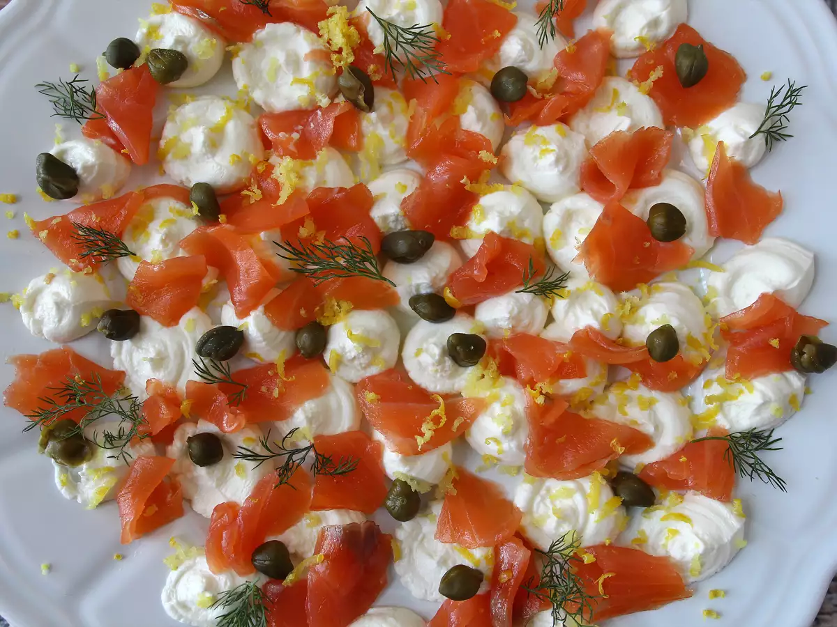 Aperitivni krožnik z namazom in dimljenim lososom - fotografija 6