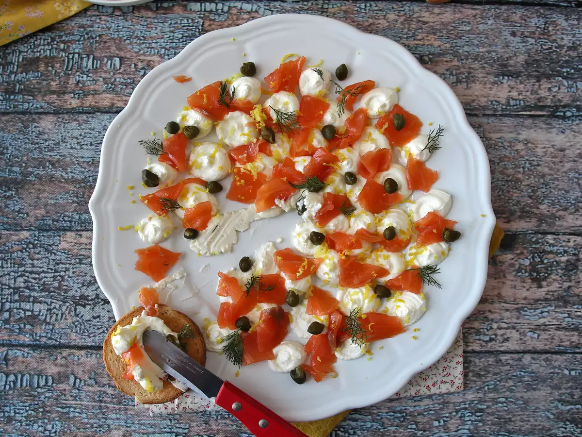 Aperitivni krožnik z namazom in dimljenim lososom - fotografija 7