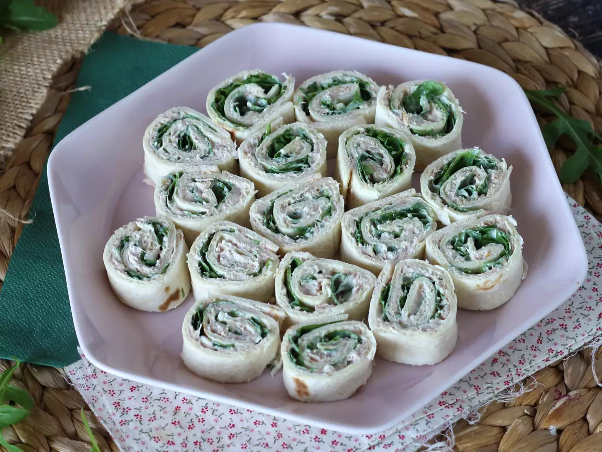 Aperitivni zavitki s tortiljami, tunino in fromage frais - fotografija 2