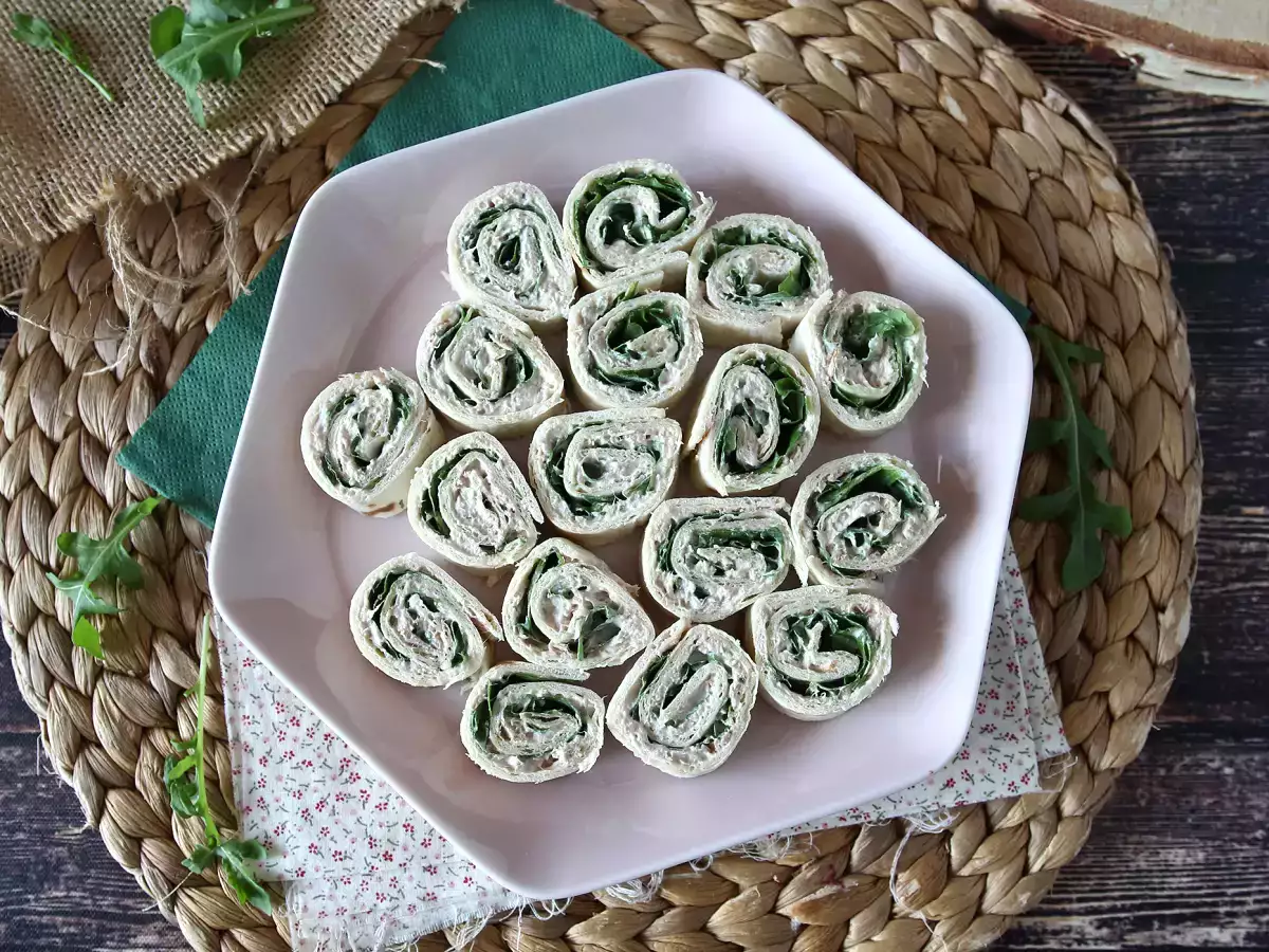 Aperitivni zvitki iz tortilj s tuno in svežim sirom - fotografija 4