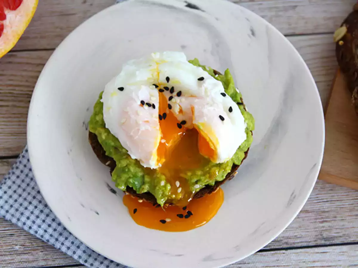 Avokadov toast s poširanim jajcem - fotografija 3