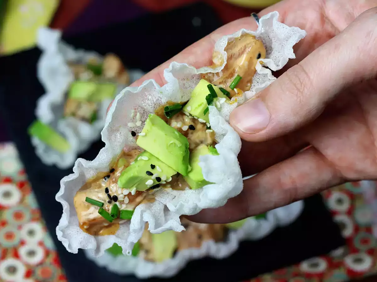 Azijski tacos: lososov tatar v riževem čipsu - fotografija 2