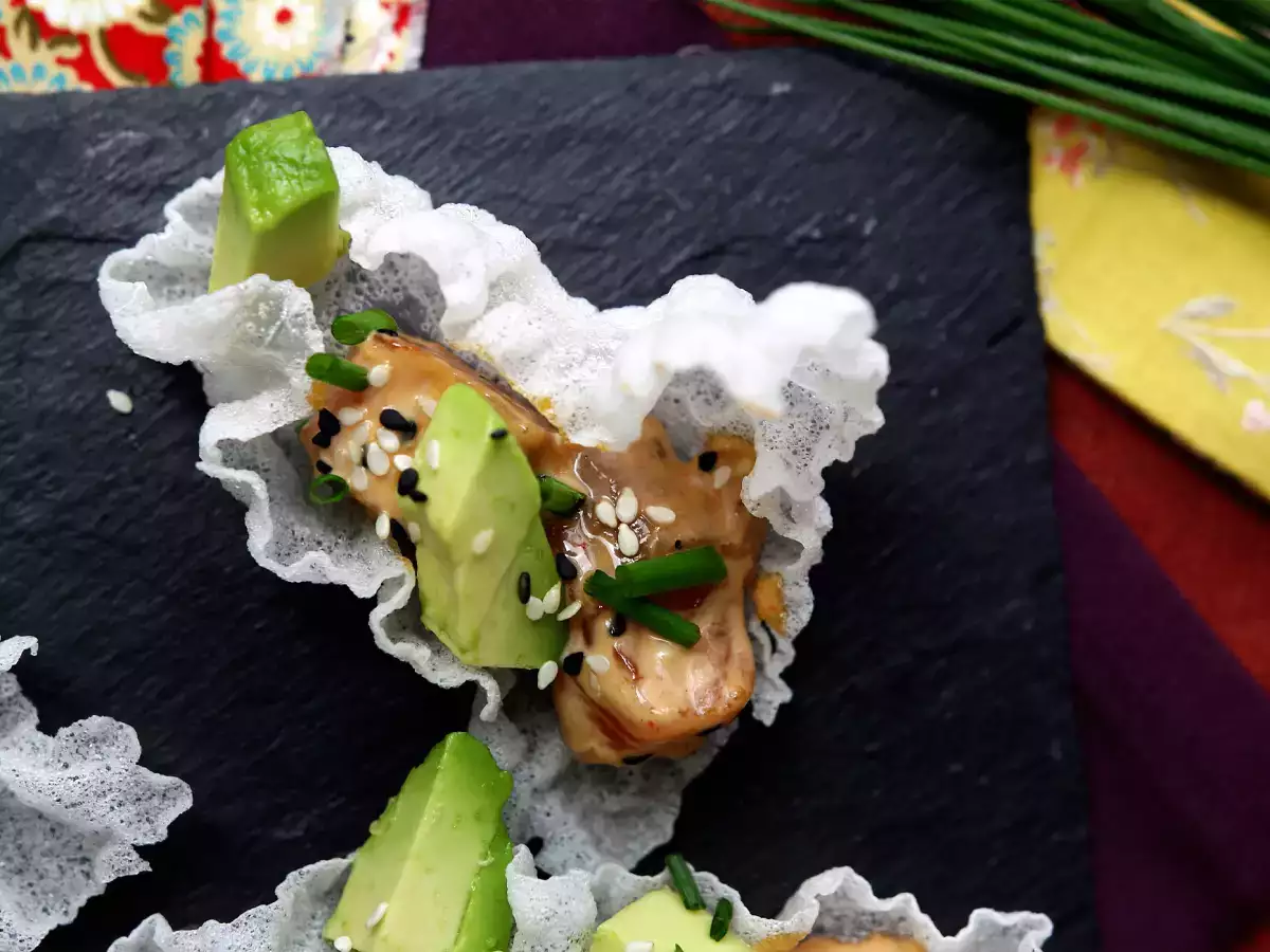 Azijski tacos: lososov tatar v riževem čipsu - fotografija 6