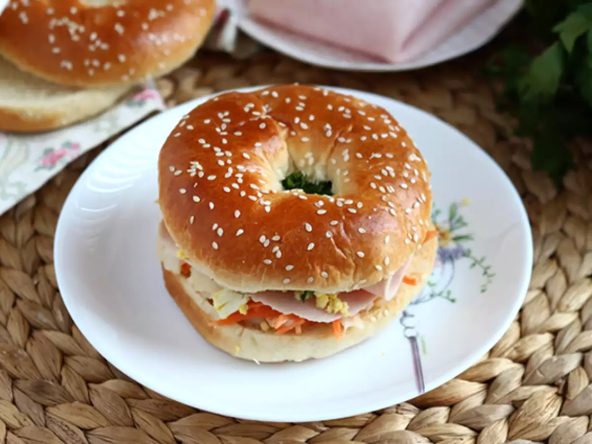 Bagel sendvič s puranom, zeljno solato in trdo kuhanim jajcem - fotografija 2