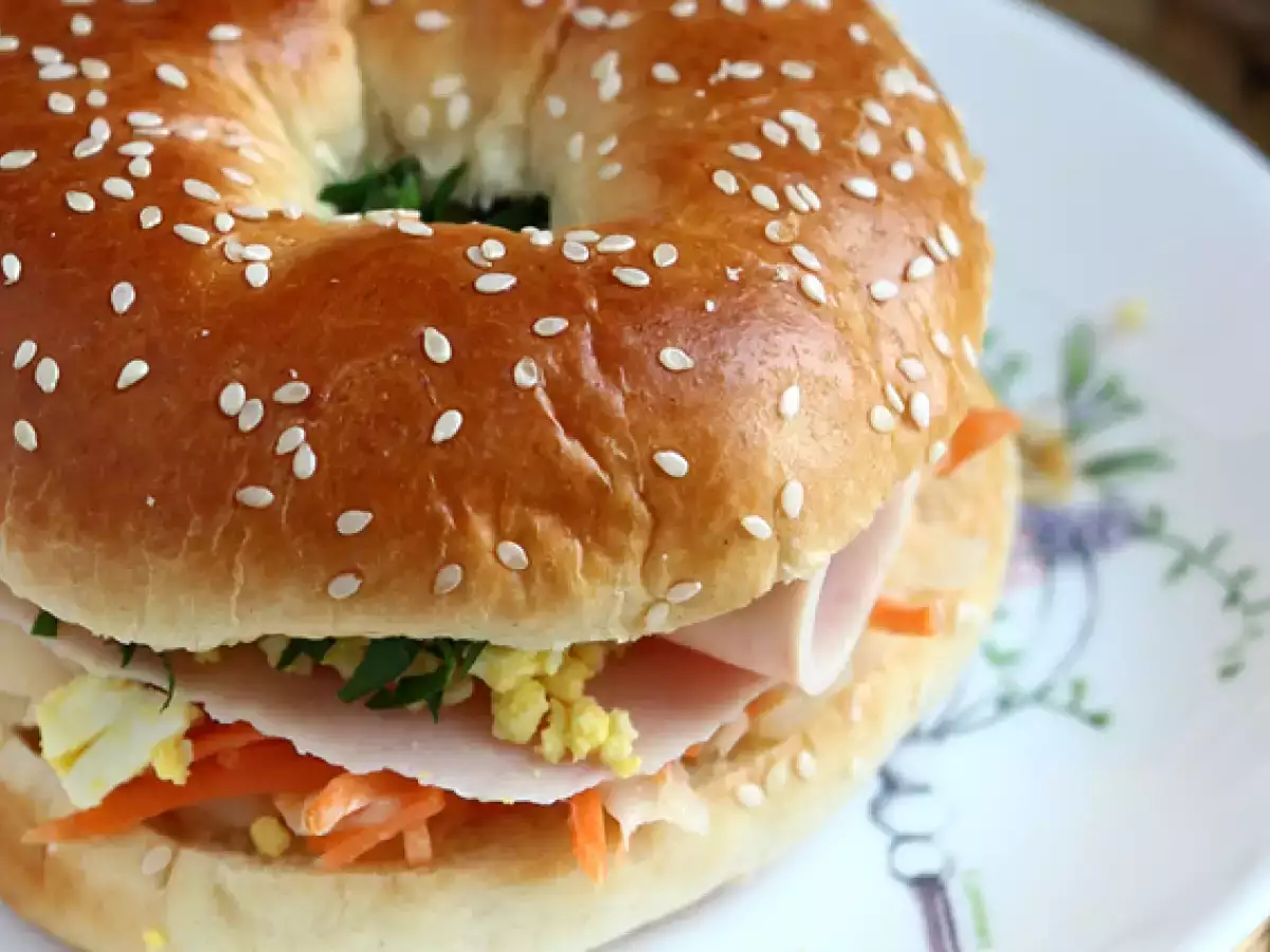 Bagel sendvič s puranom, zeljno solato in trdo kuhanim jajcem - fotografija 3
