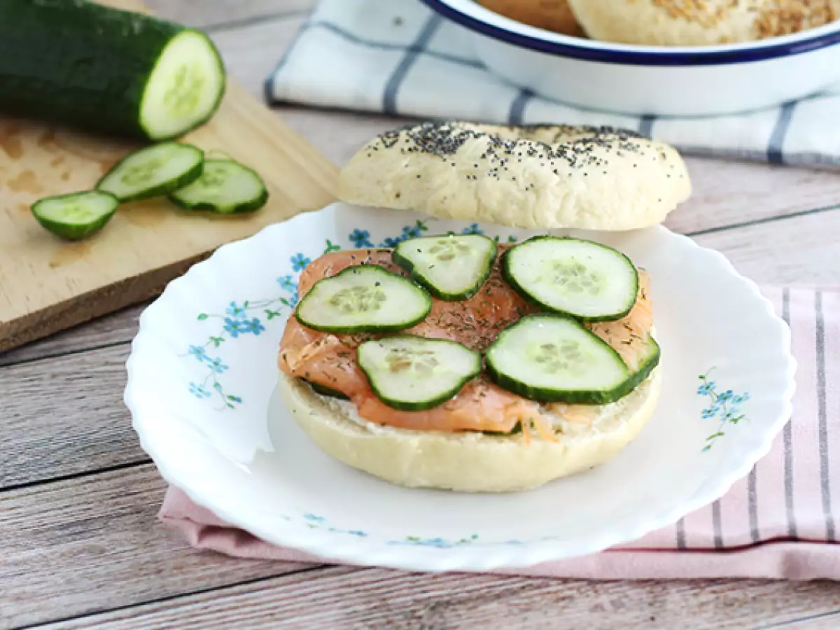 Bagel z lososom, kumaro in kremnim sirom - fotografija 3