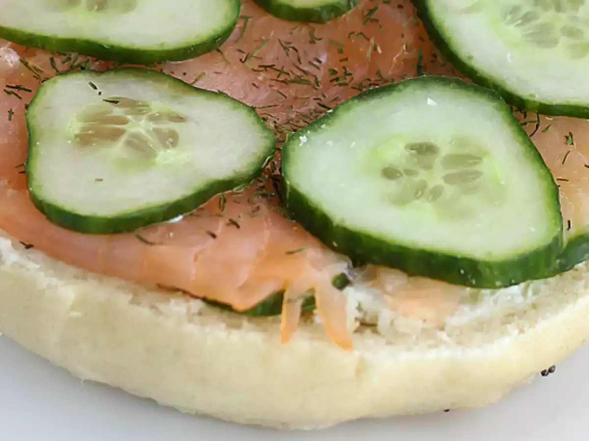 Bagel z lososom, kumaro in kremnim sirom - fotografija 4