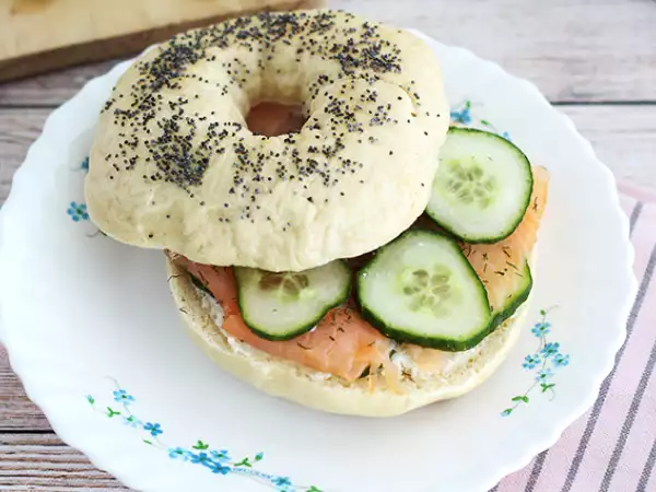 Recept Bagel z lososom, kumaro in kremnim sirom