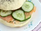 Bagel z lososom, kumaro in kremnim sirom, fotografija 1