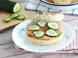 Bagel z lososom, kumaro in kremnim sirom, fotografija 2