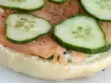 Bagel z lososom, kumaro in kremnim sirom, fotografija 3