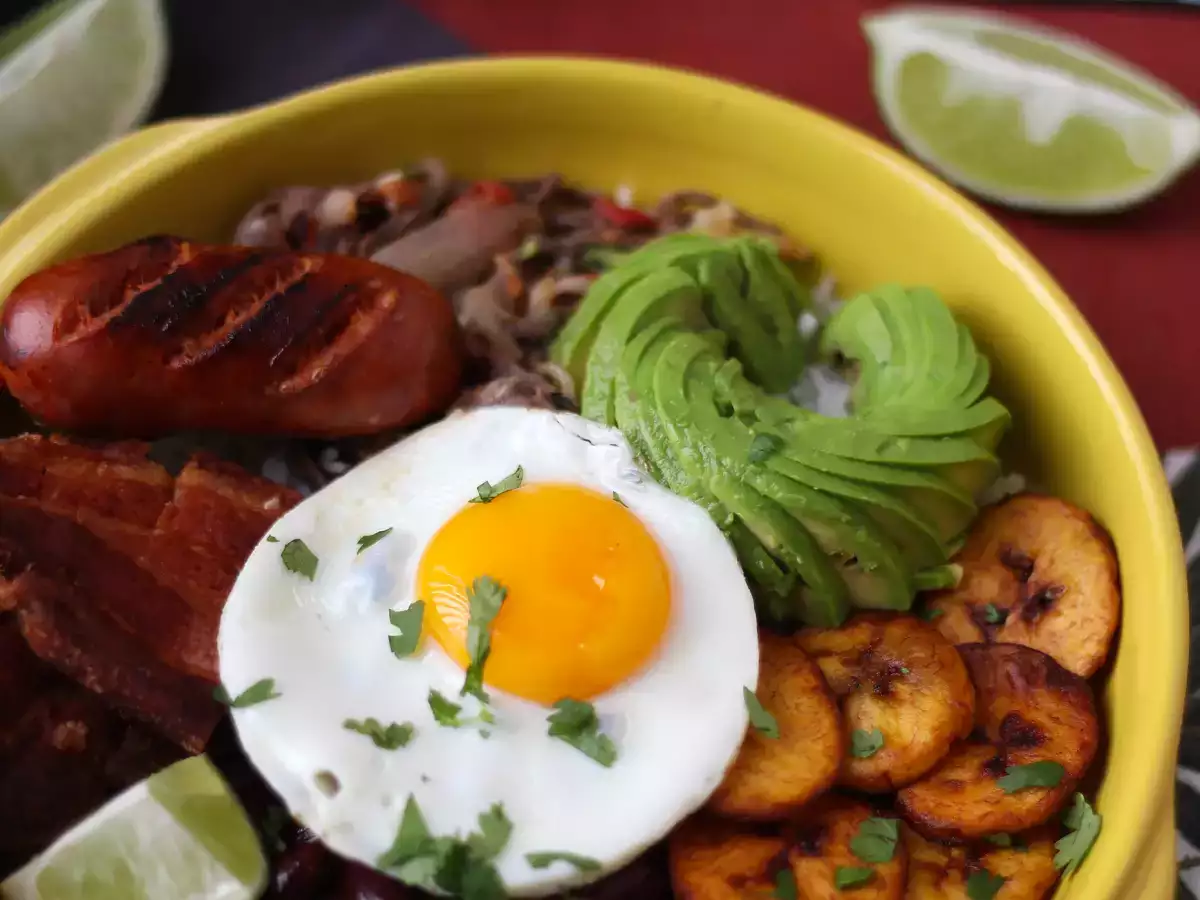 Bandeja Paisa, kolumbijska jed, polna okusov in tradicije - fotografija 2