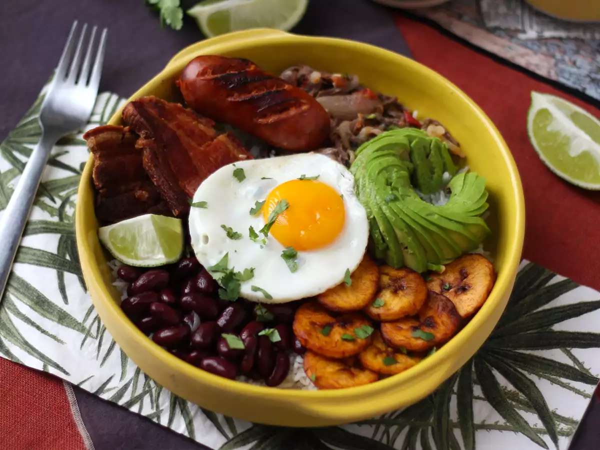 Bandeja Paisa, kolumbijska jed, polna okusov in tradicije - fotografija 3