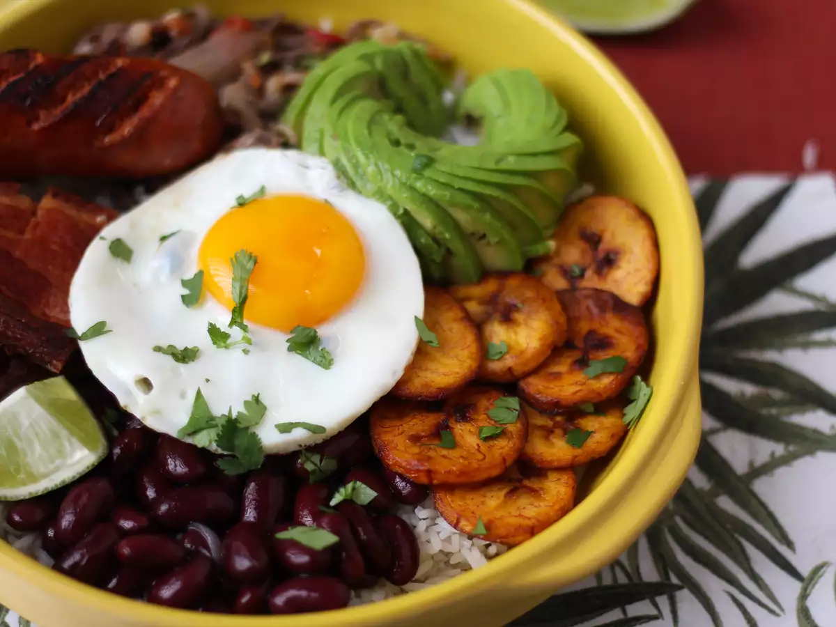 Bandeja Paisa, kolumbijska jed, polna okusov in tradicije - fotografija 5
