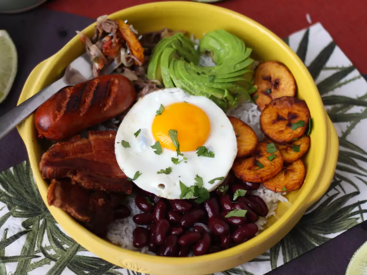 Bandeja Paisa, kolumbijska jed, polna okusov in tradicije - fotografija 6