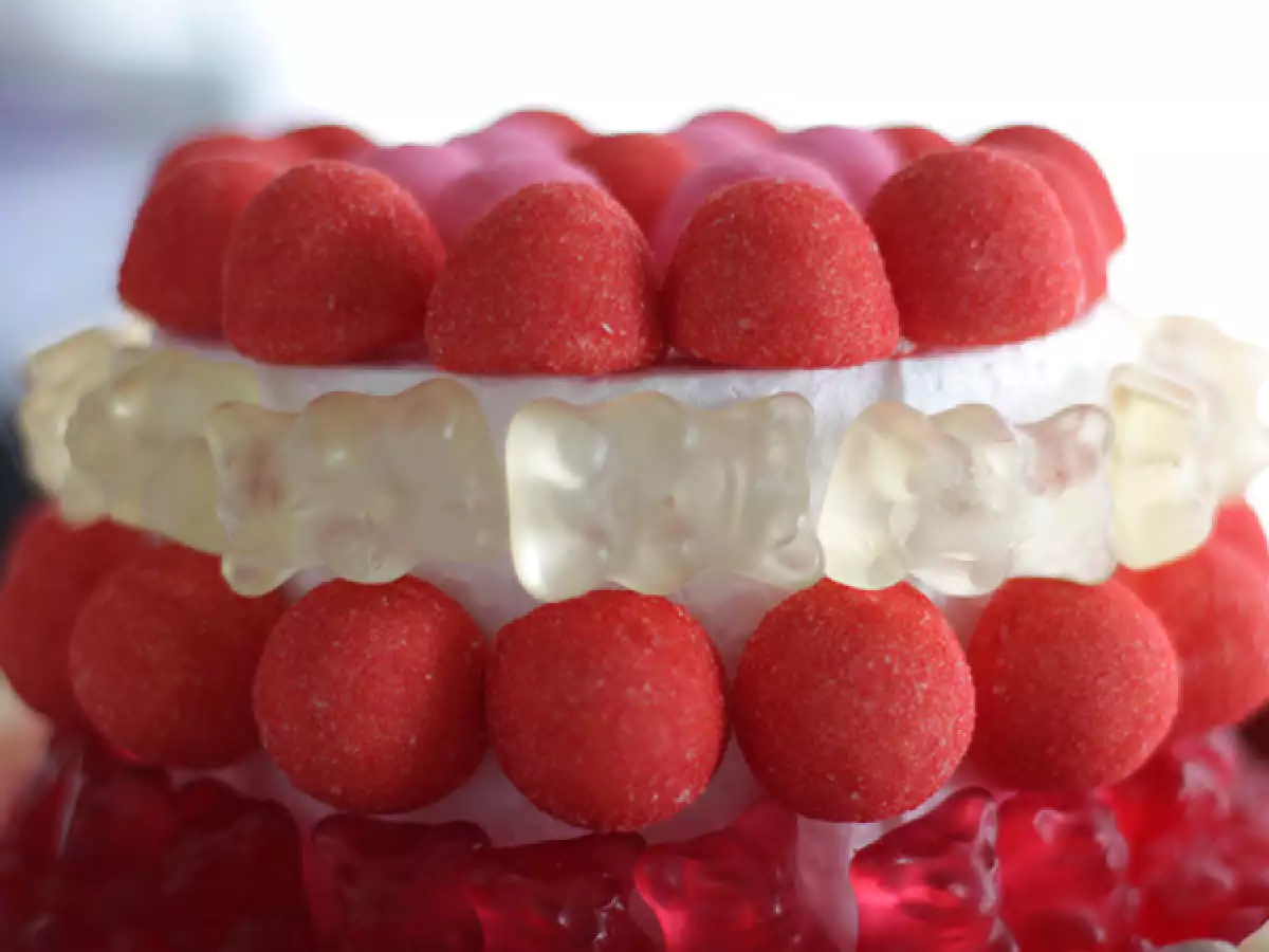 Barvita torta iz bonbonov - fotografija 4