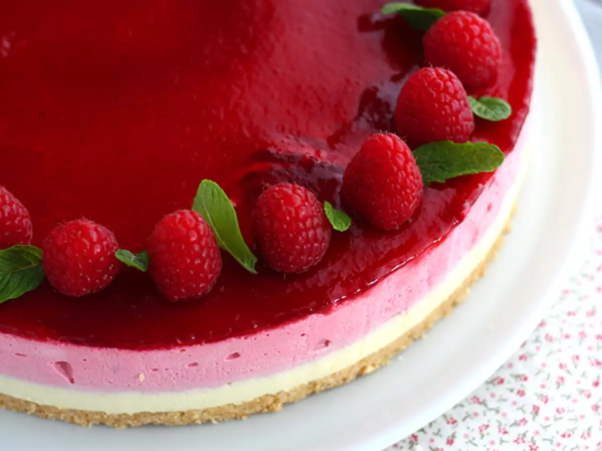 Bela čokolada z malinami bavarois (koraki in video) - fotografija 4