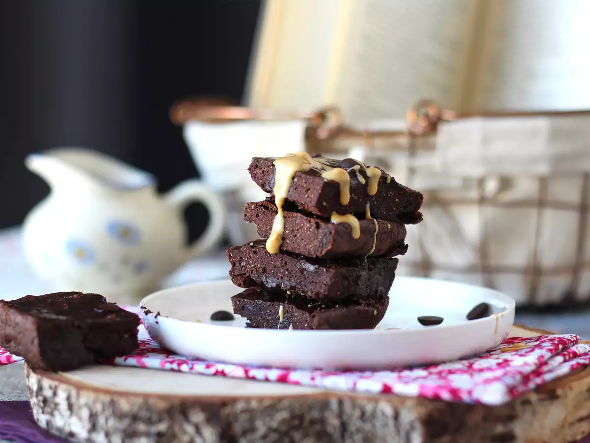 Beljakovinski brownie s sirotko, naravno brez glutena - fotografija 3