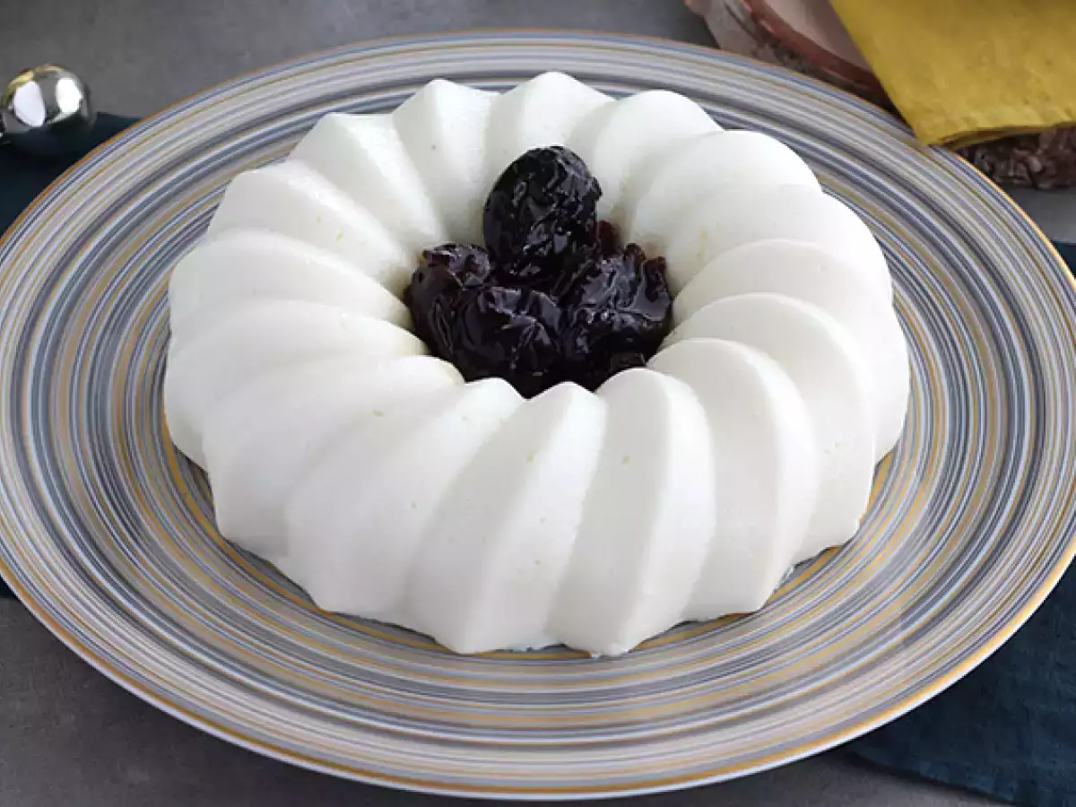 Blanc manger kokosov in slivov coulis - fotografija 2