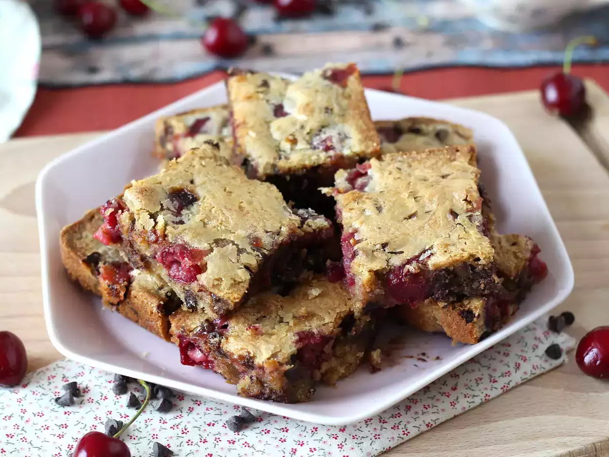 Blondie češnje in čokolada, popolna hrustljava in fondantna torta - fotografija 3