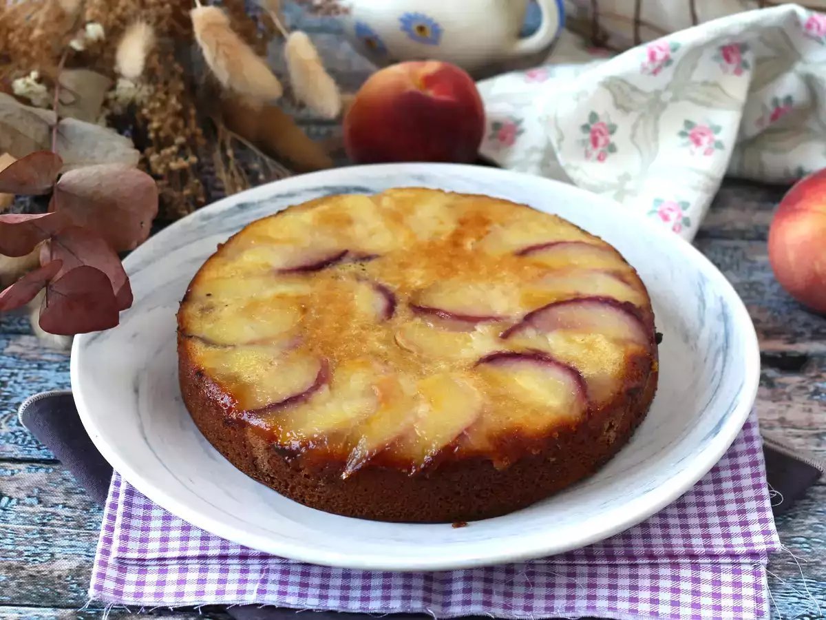 Breskvova torta, vlažna, topljiva in karamelizirana - fotografija 2
