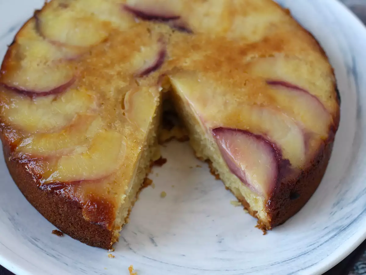 Breskvova torta, vlažna, topljiva in karamelizirana - fotografija 7