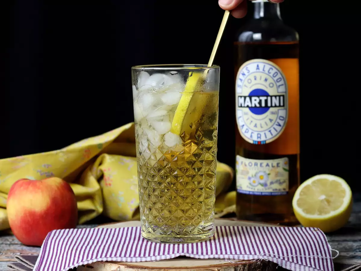 Brezalkoholni Martini Spritz: sladek, cvetlični koktajl za aperitiv - fotografija 3