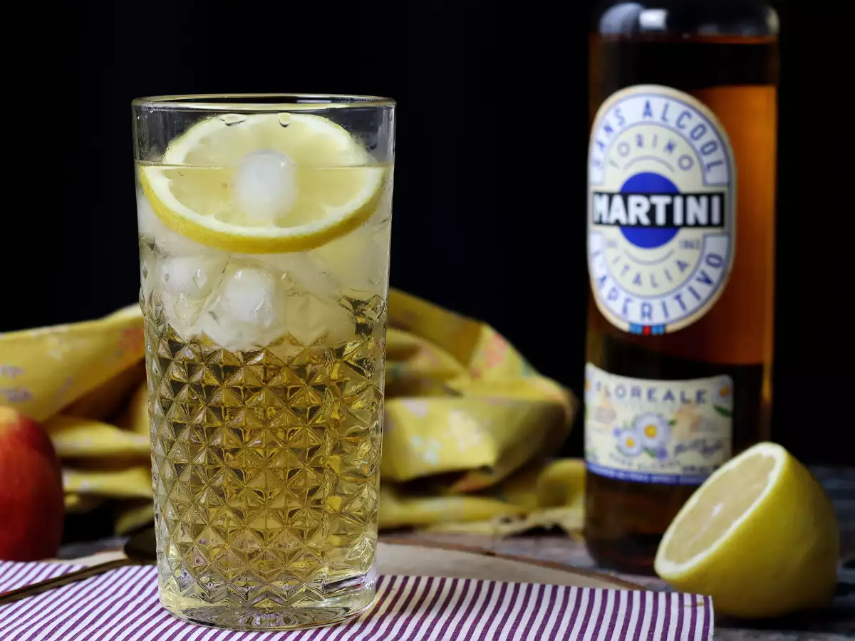Brezalkoholni Martini Spritz: sladek, cvetlični koktajl za aperitiv - fotografija 4