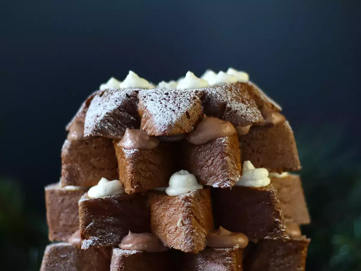 Brioš Pandoro, polnjen s kremo Nutella in vanilijevo kremo v obliki božičnega drevesa - fotografija 7