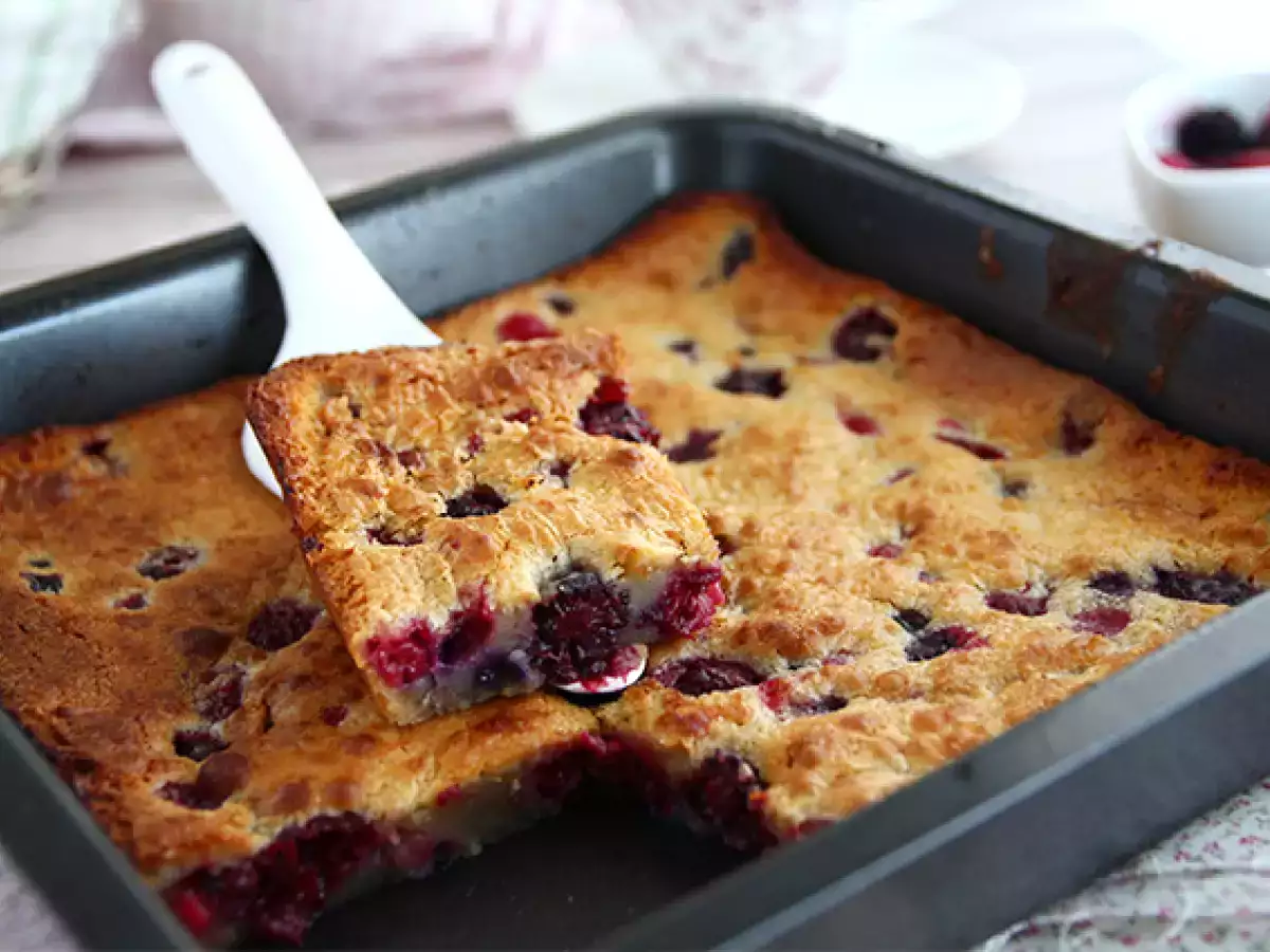Brownie z belo čokolado in rdečim jagodičevjem (blondie) - fotografija 2