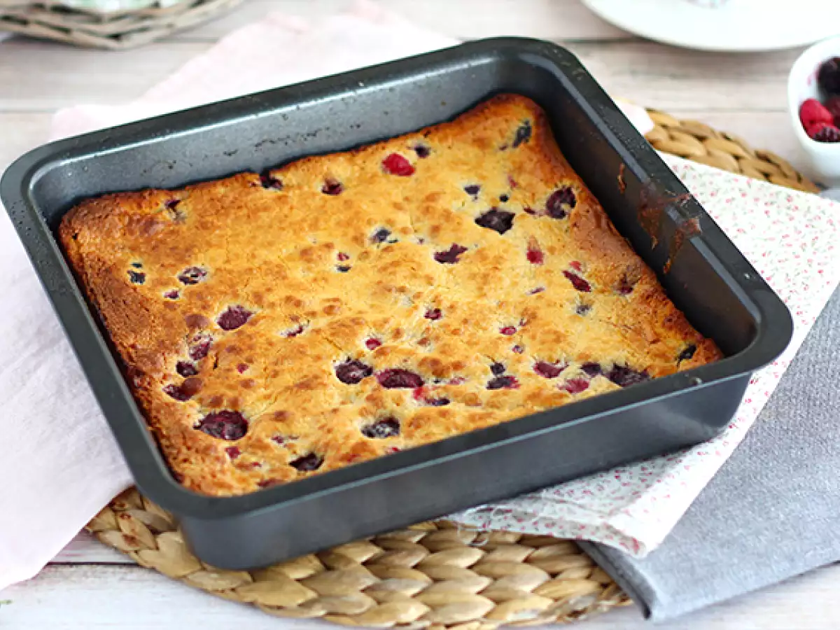 Brownie z belo čokolado in rdečim jagodičevjem (blondie) - fotografija 3