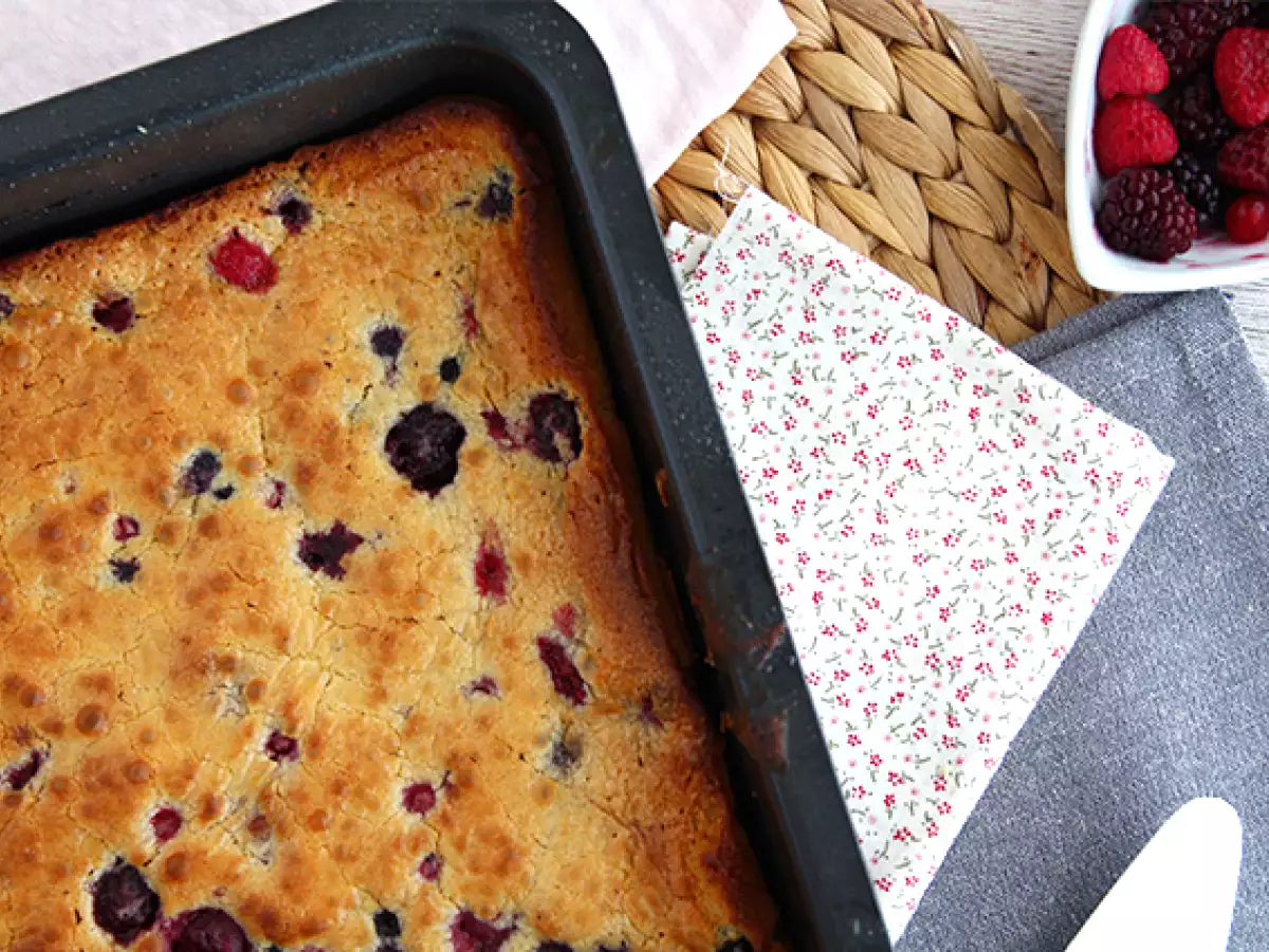 Brownie z belo čokolado in rdečim sadjem (Blondie) - fotografija 4