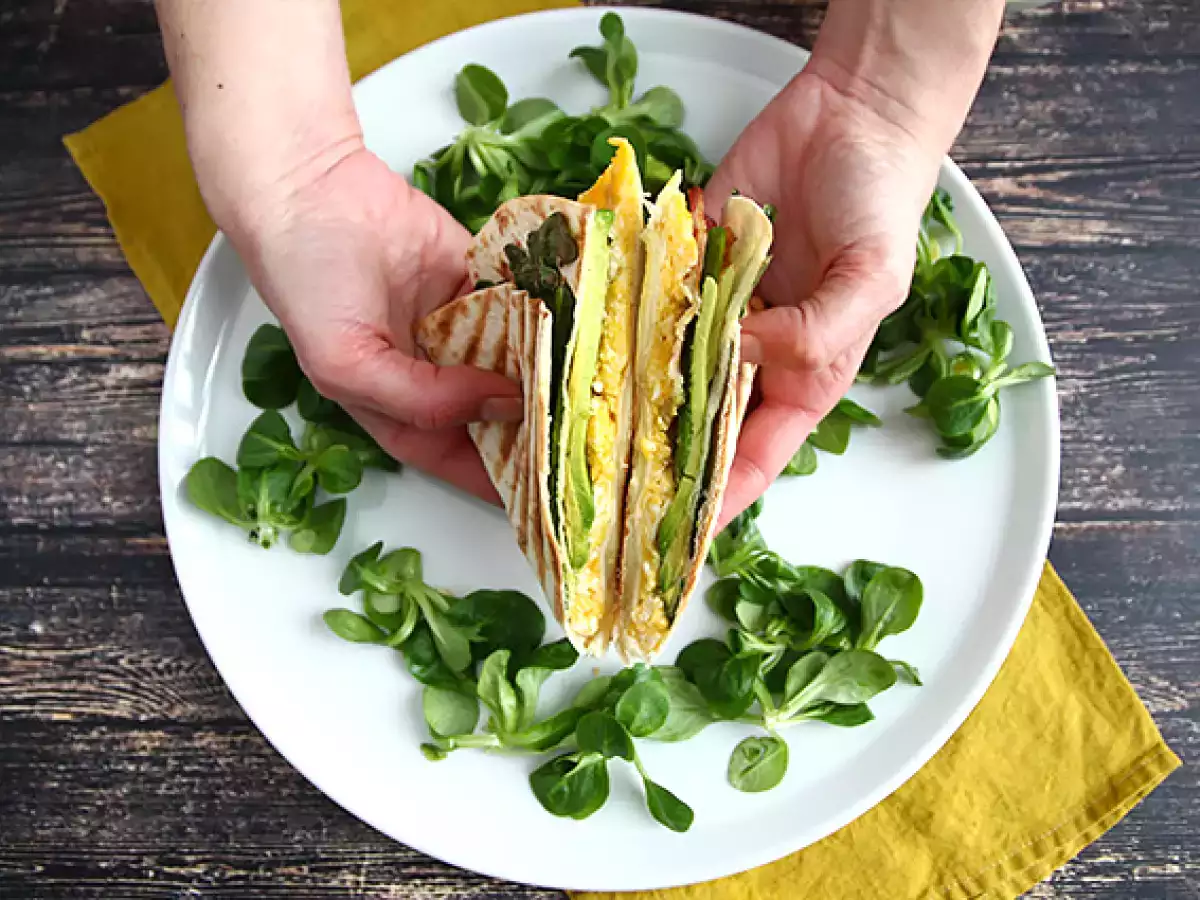 Brunch-style opečen zavitek - Tortilla Wrap Hack - fotografija 3