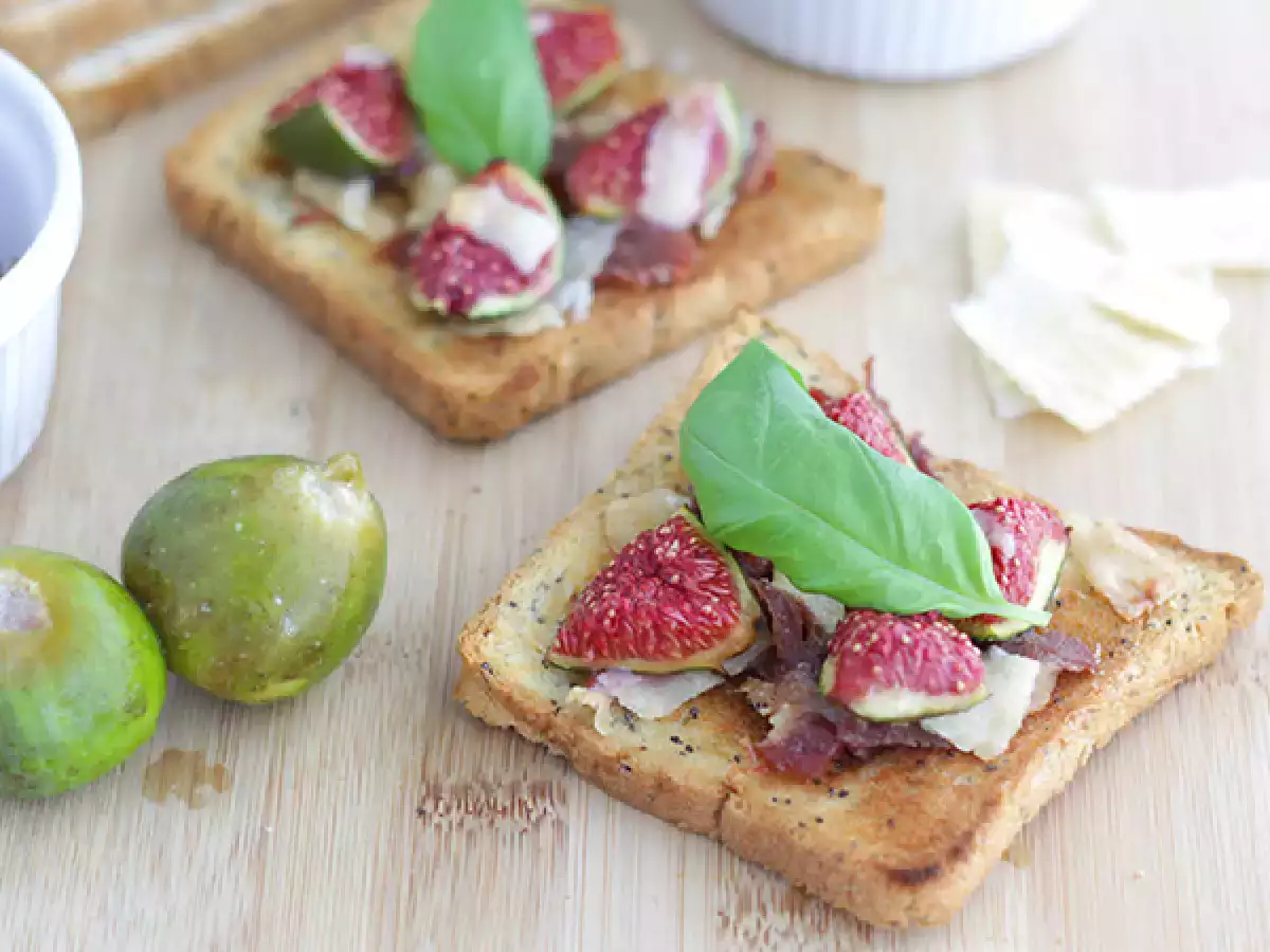 Bruskete s figami, parmezanom in parmskim pršutom