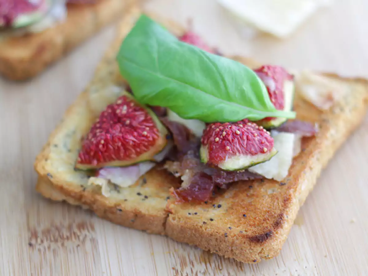 Bruskete s figami, parmezanom in parmskim pršutom - fotografija 2