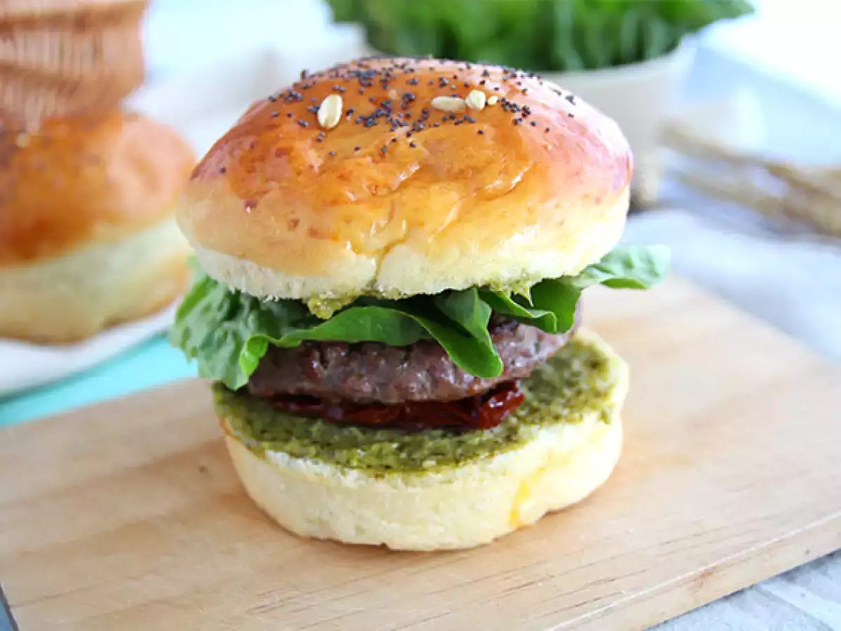 burger po italijansko: omaka pesto, suhi paradižniki, mocarela - fotografija 3