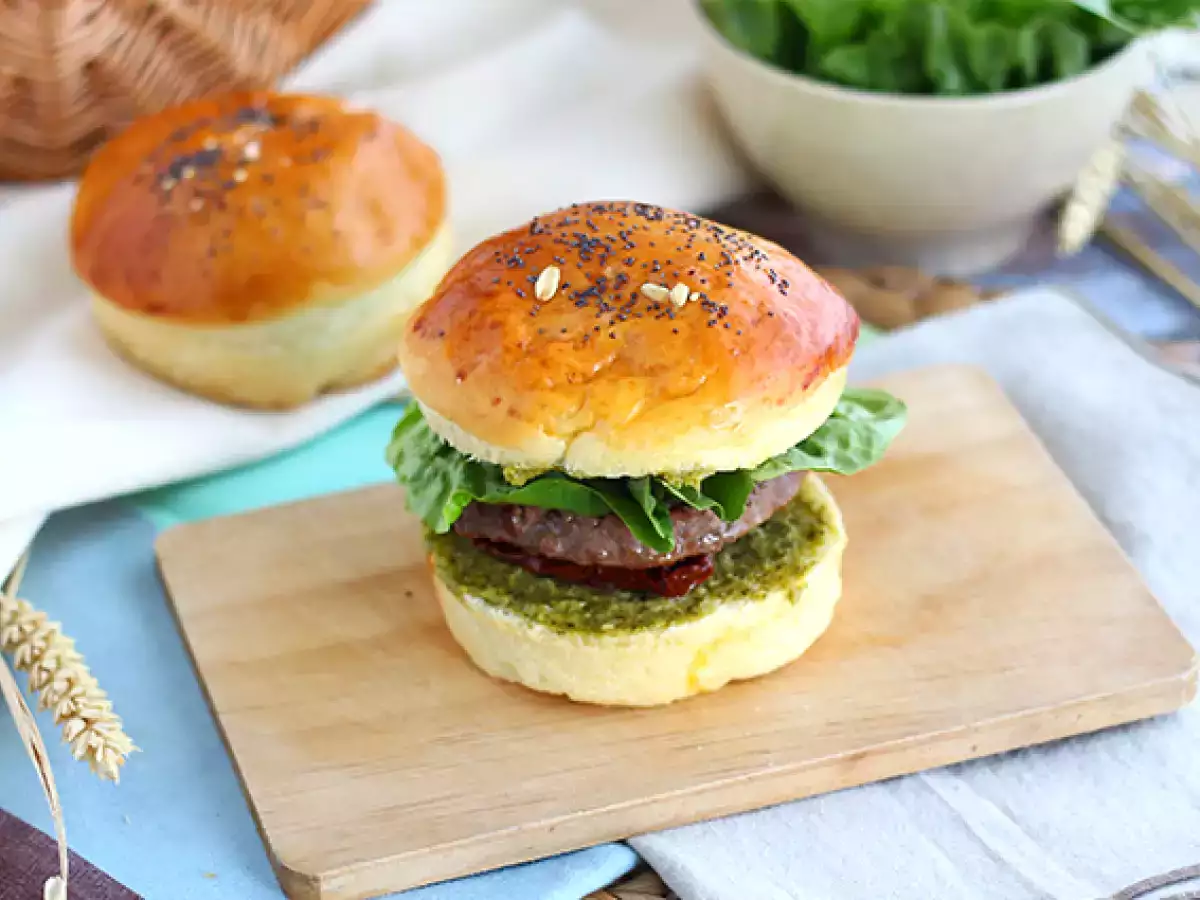 Burger po italijansko: pesto omaka, sušeni paradižniki in mocarela