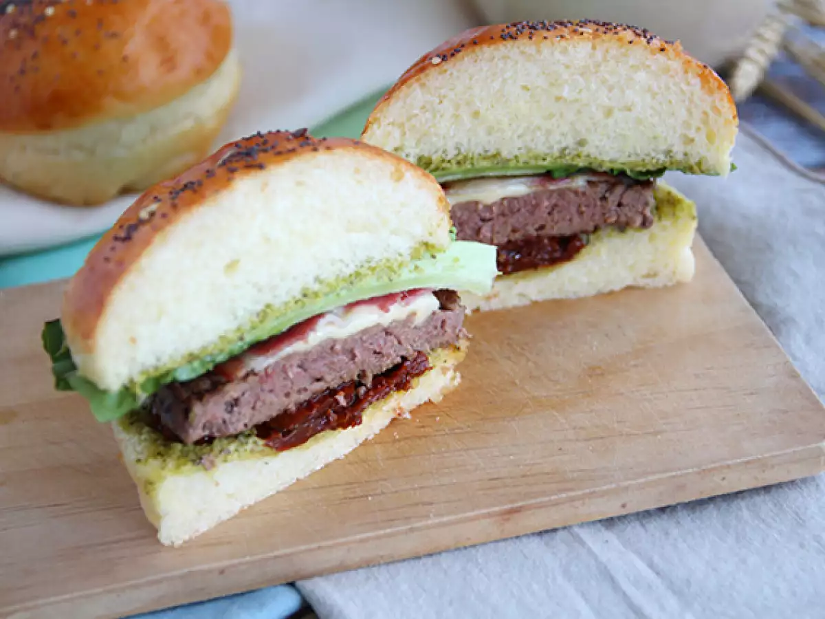 Burger po italijansko: pesto omaka, sušeni paradižniki in mocarela - fotografija 2