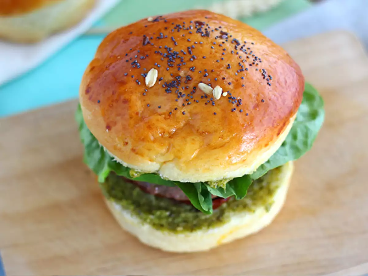Burger po italijansko: pesto omaka, sušeni paradižniki in mocarela - fotografija 5