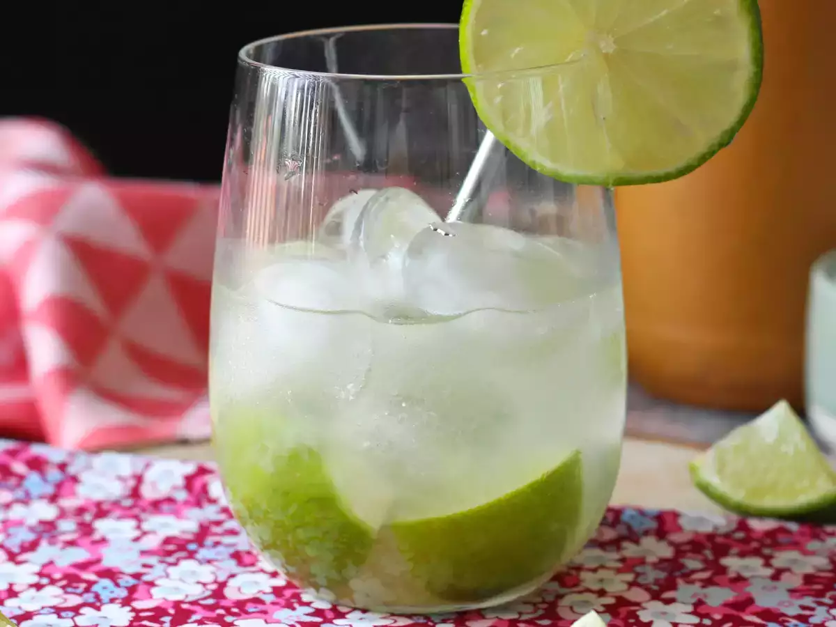 Caipirinha z limeto: preprosta brazilska pijača brez koktajlnega šejkerja - fotografija 5