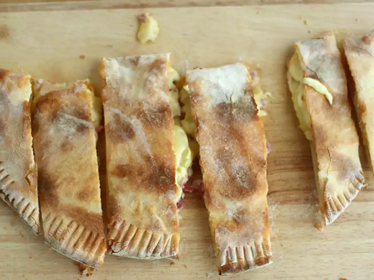 Calzone z raclette sirom po savojsko - fotografija 2