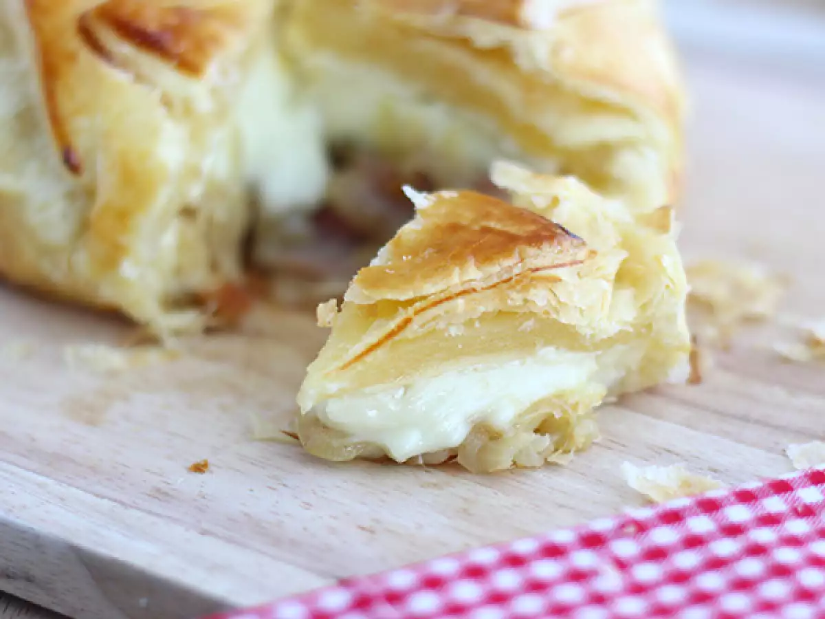 Camembert v listnatem testu s pršutom in čebulo - fotografija 2