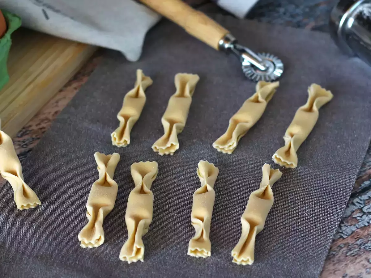 Caramelle, ravioli v obliki bonbonov z nadevom iz buč in rikote - fotografija 2