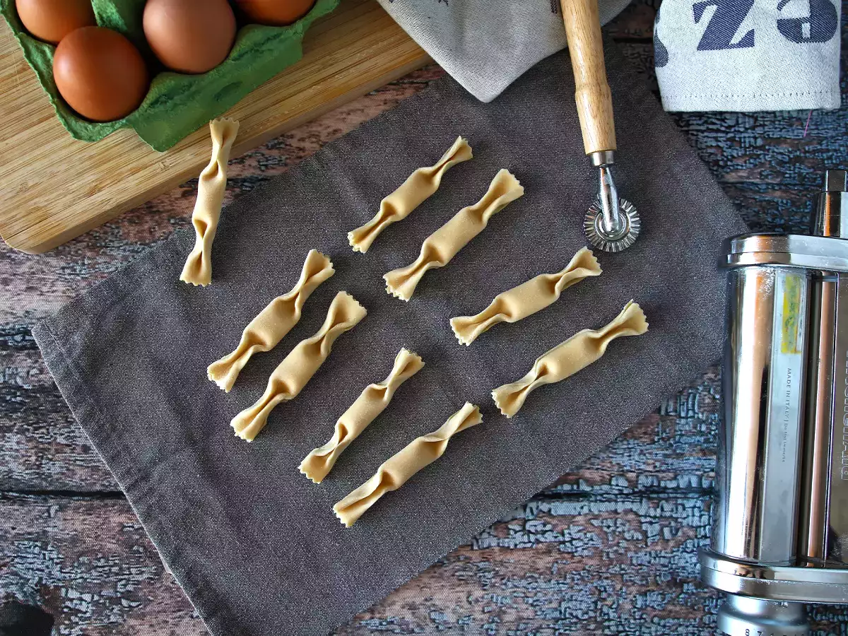 Caramelle, ravioli v obliki bonbonov z nadevom iz buč in rikote - fotografija 4