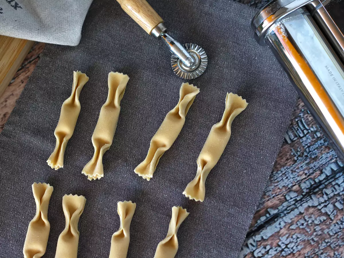 Caramelle – ravioli v obliki bonbonov z nadevom iz buče in rikote - fotografija 5