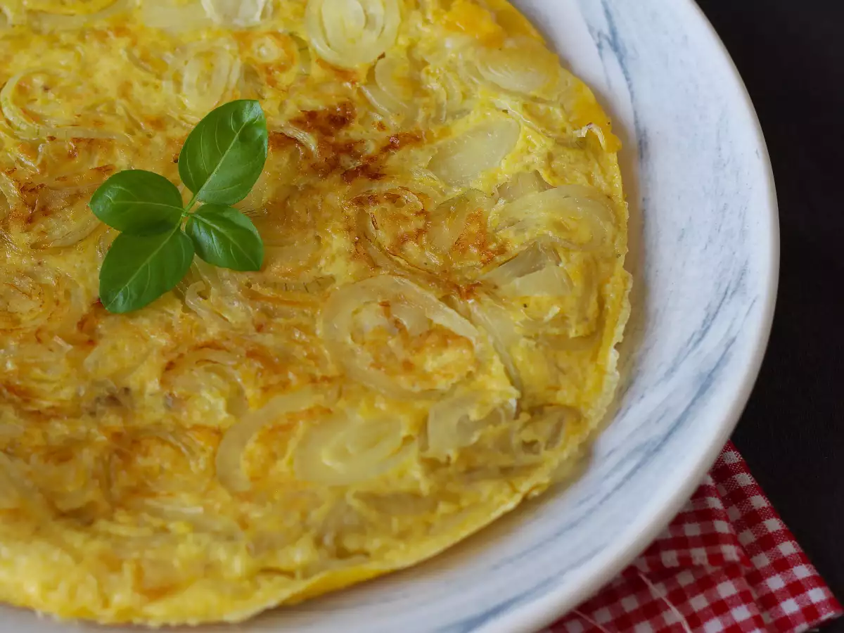 Čebulna omleta: okusen in zelo preprost recept - fotografija 2