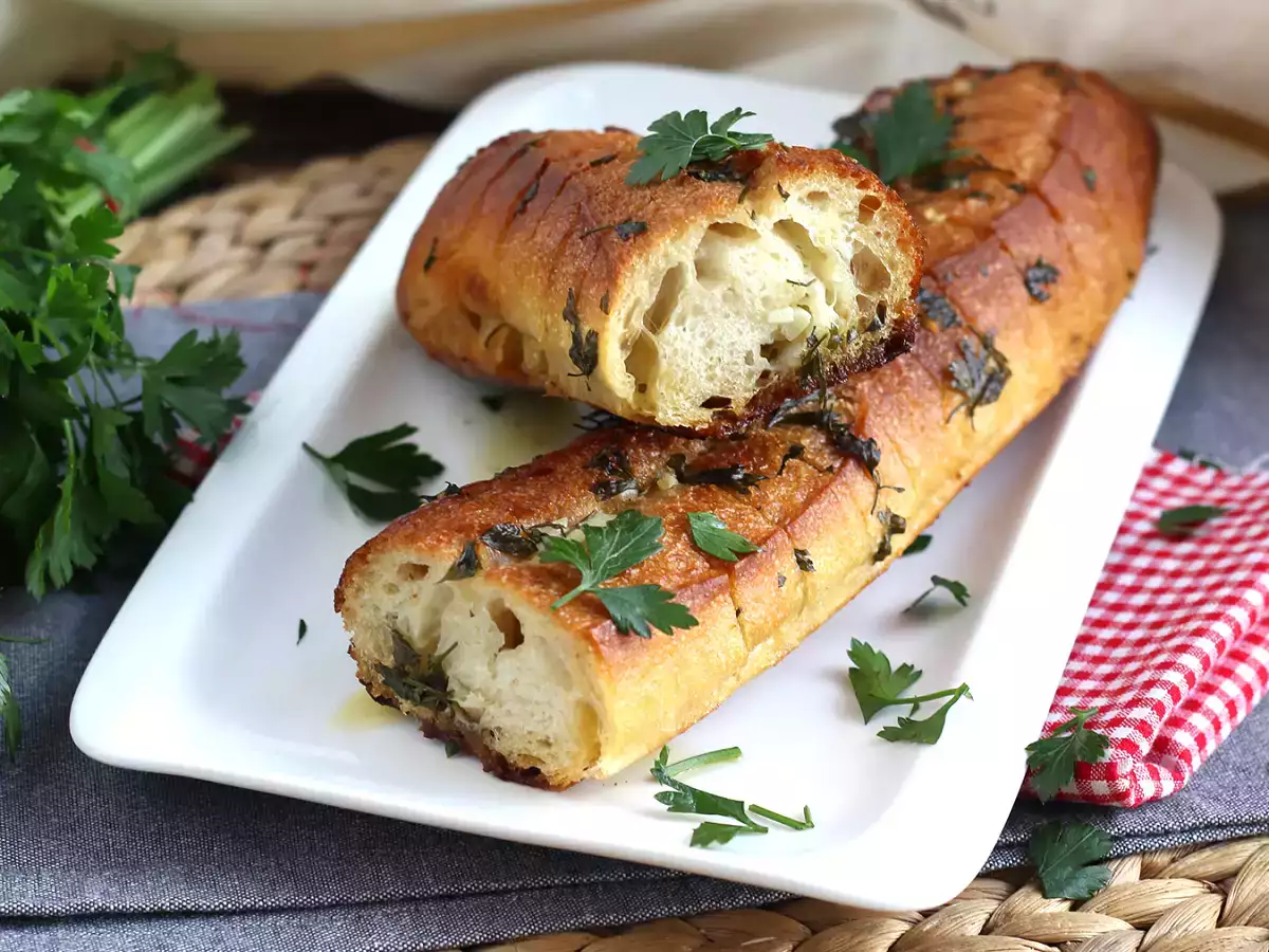 Česnov in peteršiljev kruh - fotografija 2