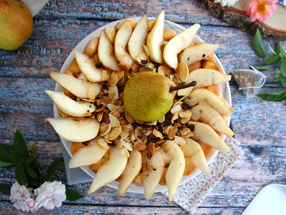 Charlotte iz hrušk in praženih mandljev - fotografija 2