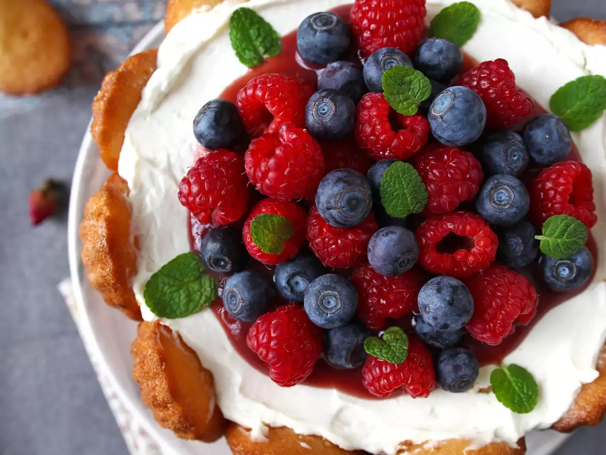 Charlotte iz rdečega sadja z madeleines - fotografija 2